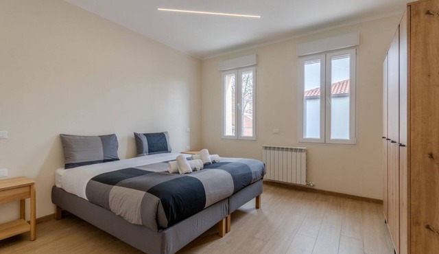 A bright and welcoming 90 square meters apartment, perfect for seven people, located on the first floor of a building without an elevator.The property is located in Tessera, a suburb close to Marco Polo Airport. The location is also ideal for reaching Ve