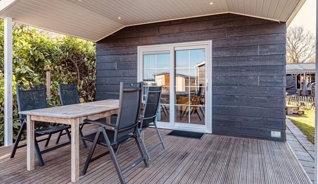 A cozy chalet for four people with hardwood veranda, fully equipped kitchen with dishwasher and two comfortable bedrooms with box spring beds. Your perfect base for a relaxing holiday in Giethoorn.