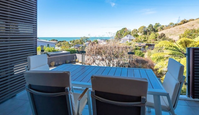 A modern and convenient apartment close to the beach and with a fenced pool