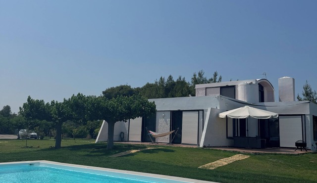 A private,family-friendly estate with pool, garden,and all comforts—near the sea