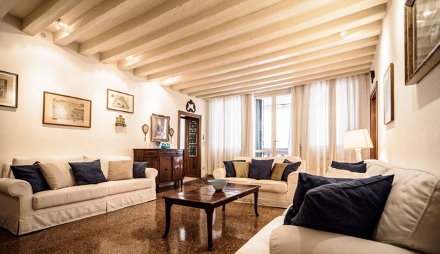 Accademia Terrazza - sleeps 6 guests in 3 bedrooms