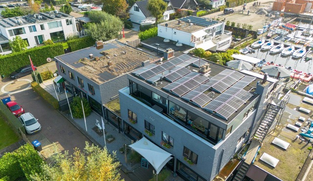 Accommodation by the water with sauna + hot tub