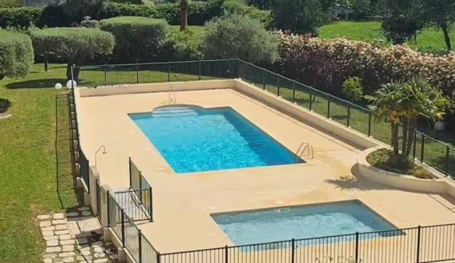 Antibes - Bright apartment with private garden, swimming pool and parking space