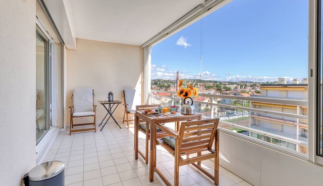 Apt sea view with swimming pool, Golfe-Juan, France