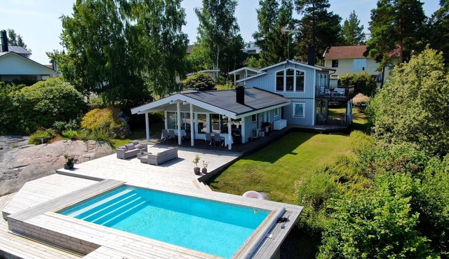 Archipelago villa on Resarö with heated pool, guesthouse and fantastic view!