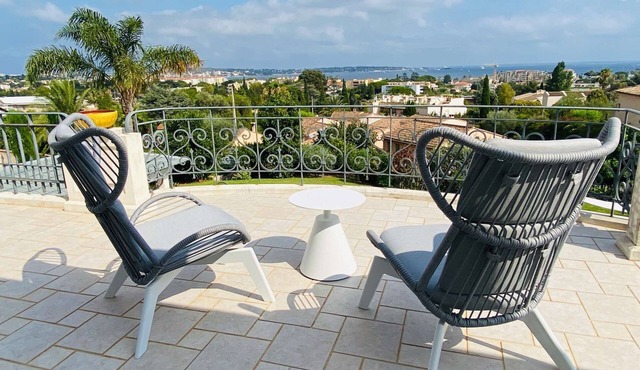 Architect designed Villa on the Hills * Sea view * Pool * Aircon * Walk to the beach