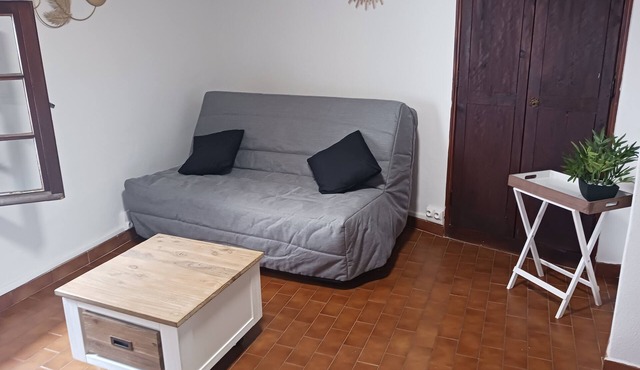 Atypical studio in the center of cabris village