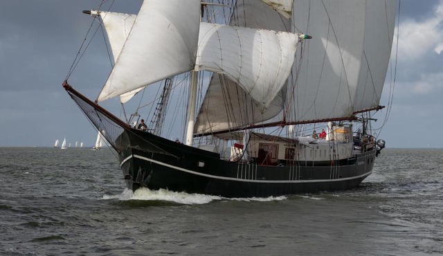 B&B Sailing Ship Summertime