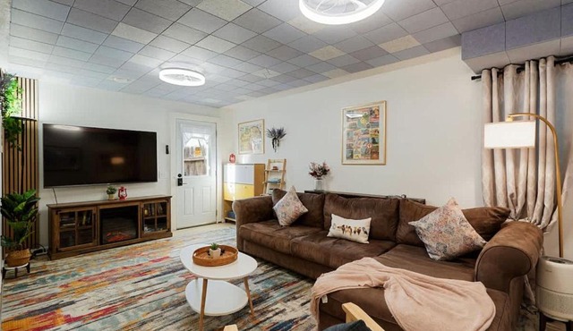 Beach Block 2-Bed with Coastal Palm Trees and Yard