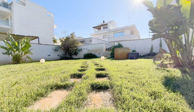Beautiful apartment for 5 guests with A/C, patio and pets allowed