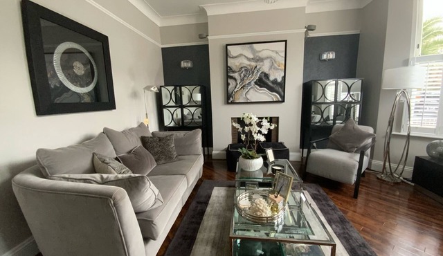 Beautiful, Boutique, Period Victorian London house,- 8 miles into Central London