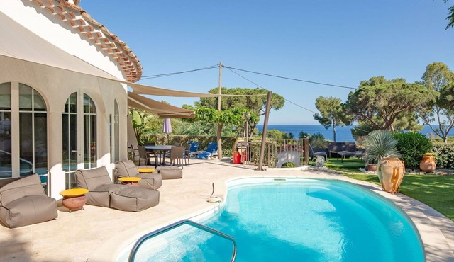 Beautiful private villa for 6 people with private pool, A/C, hot tub, WIFI, TV and terrace
