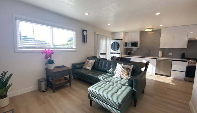 Beautifully Renovated 2B1B Private Backyard Steps to Beach Free Parking