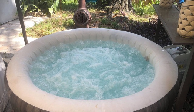 Boho Chic 1BR apt with hot tub, yard and BBQ near beach & downtown St. Pete
