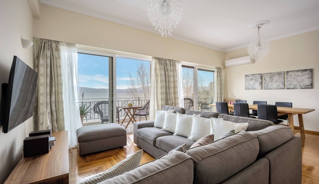 Bright Central Apartment with Splendid sea view!