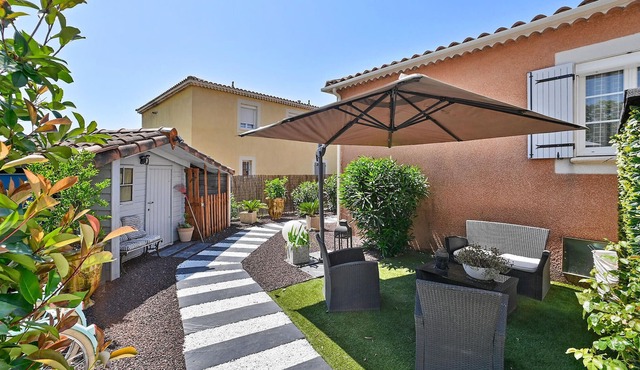 Bright, comfortable cottage with whirlpool.