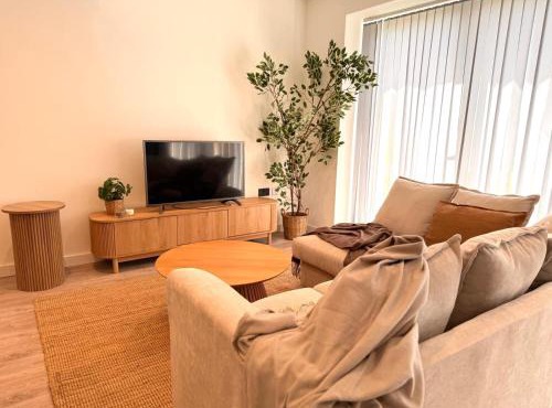 Bright, Stylish and Spacious Double Bedroom, Near Wembley Stadium, Gladstone Park, Hampstead Heath, Brent Cross Shopping Centre - 5