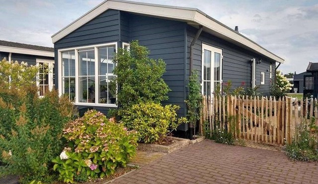 Canal-Side Stay, Giethoorn