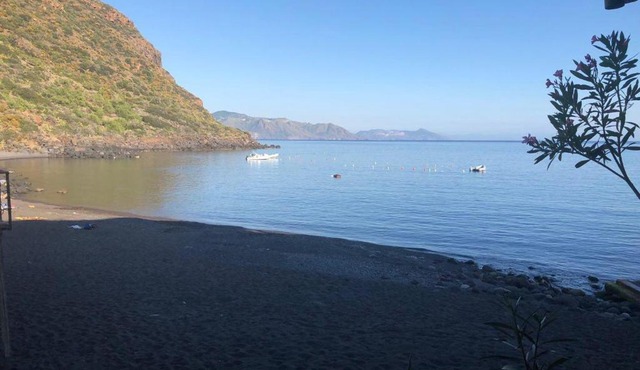 Casa tipica eoliana sulla spiaggia nera di Rinella