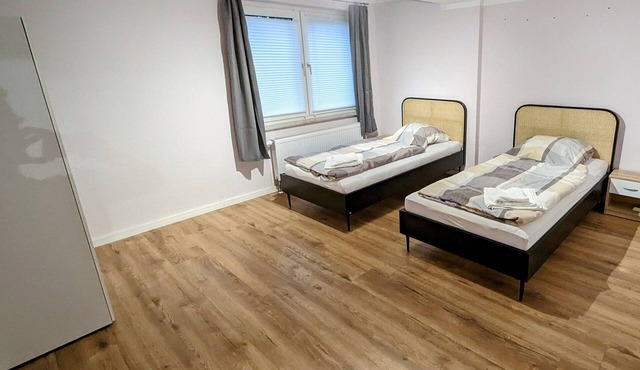 Central apartment for 6 people with rain shower & parking space
