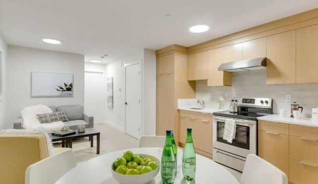 Centrally-located Modern Suite near Skytrain
