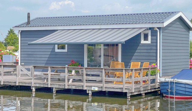 Chalet with swimming ladder on Loosdrecht lakes