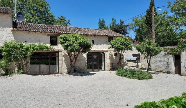 Characterful rustic gite, sleeps 6, near Chef Boutonne