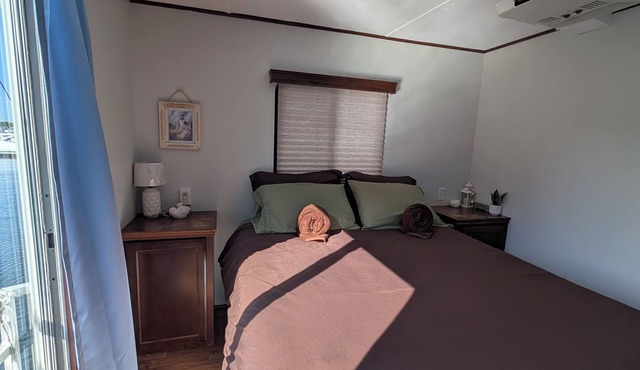 Charming 2-bedroom boat with AC in tranquil Boston harbor