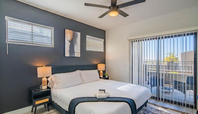 Charming 2B King Bed with Pool Hot Tub, Gym, Parking