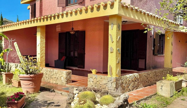 Charming 3-bedroom villa with A/C, WIFI, Steps to Beach, Parking