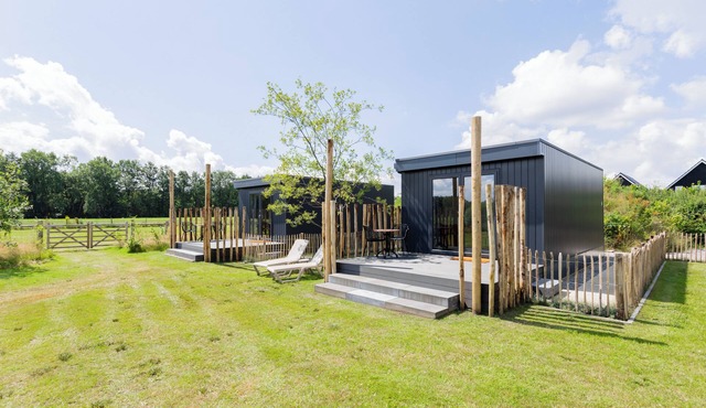 Charming tiny house with a deck by the water. Relax, enjoy nature near ’t Nije Hemelriek and unwind – from sipping cappuccino in the sun to stargazing by the firepit.