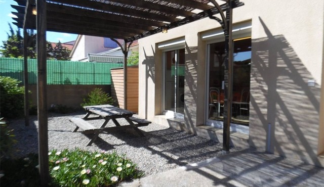 Charming two-room apartment with terrace near the beach, secure parking