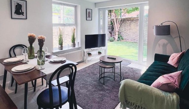 Chic 3BR Apt near Queen's Park
