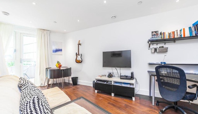 Chic Sun-Filled 1 BDR Apt with Private Terrace