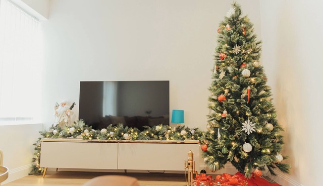 Christmas shopping in London or stay near Heathrow