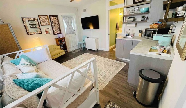 Coastal Chic Suite w/Kitchenette & Private Entrance
