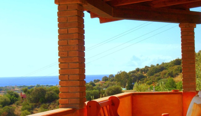 Comfortable apartment with private terrace near the sea, near Villasimiu