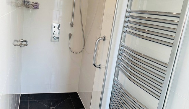 Convenient & spacious house close to golf club and easy links to central London.