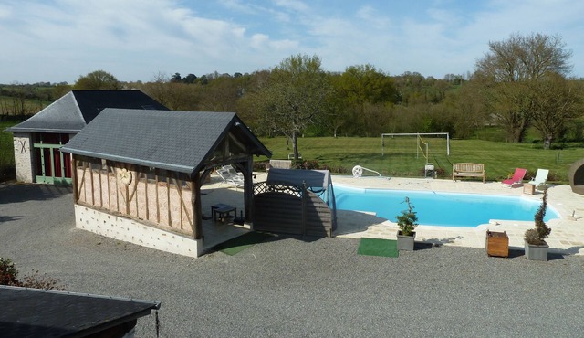 Cottage 5 people with swimming pool and possibility of 4-person gite and reception room in BAZOUGES