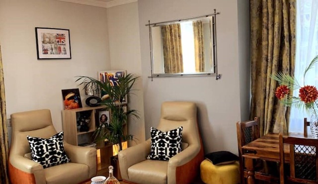 Cozy, quiet flat near Thames River, shops, restaurant & ublic transport