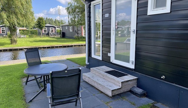 Cozy studio for two guests directly on the canal in car-free Giethoorn, with fully equipped kitchen and comfortable terrace.