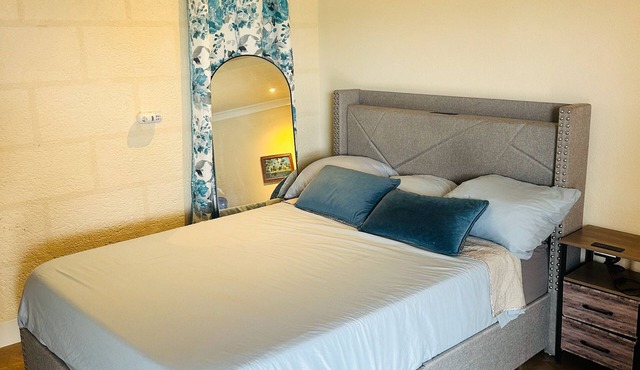 Cozy studio in lovely Saint Thomas with fitness room, AC, WiFi, swimming pool