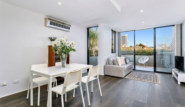 Crows Nest - WILL1 - Willoughby Road - Sunny 2BR Split-Level with Terrace Parking Near Crows Nest Village