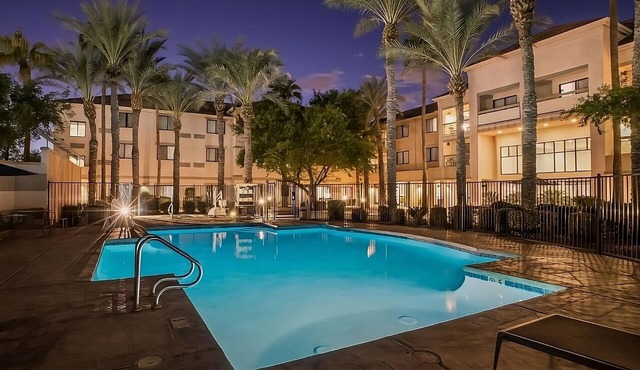 Desert Botanical Garden Tour! Pool, Jacuzzi, Sun Terrace! Pets are Welcome too