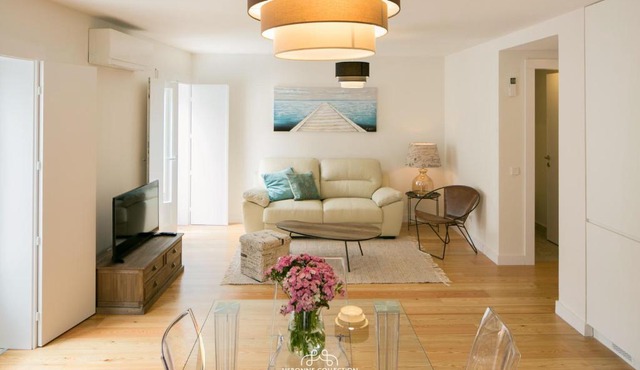 Designer Apartment with Pool by LovelyStay