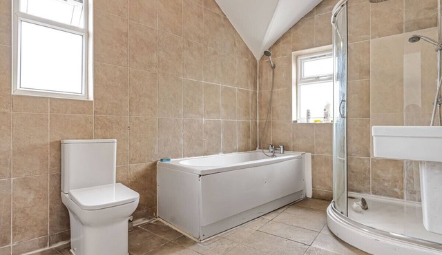 Discover the charm of our newly refurbished home 10 min from Abbey Wood Station