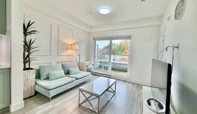 Downtown Condo, Vancouver Skytrain, Free Parking