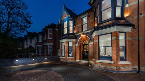 Dream House London 5bd with gym, cinema and hot tub