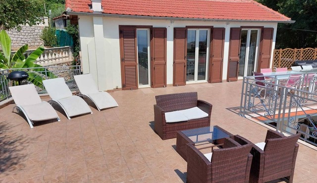 Eden Cap: A delightful villa lodges 11 adults just one km away from Monte Carlo