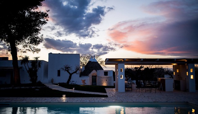 Elegant trulli and lamia for exclusive use, with heated pool.